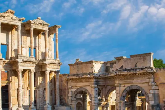 Biblioteca de Celsus cerca de Kusadasi en Turquía