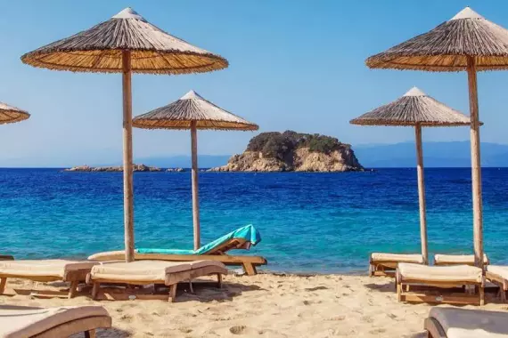 Isla de Skiathos: playa equipada con sombrillas y tumbonas.