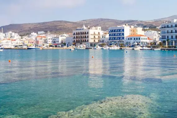 Tinos, entre agua transparente, cielo azul y casas blancas.